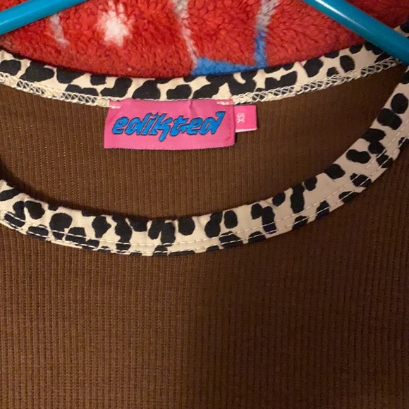 Brown cropped shirt with cheetah heart. - Picture 2 of 2